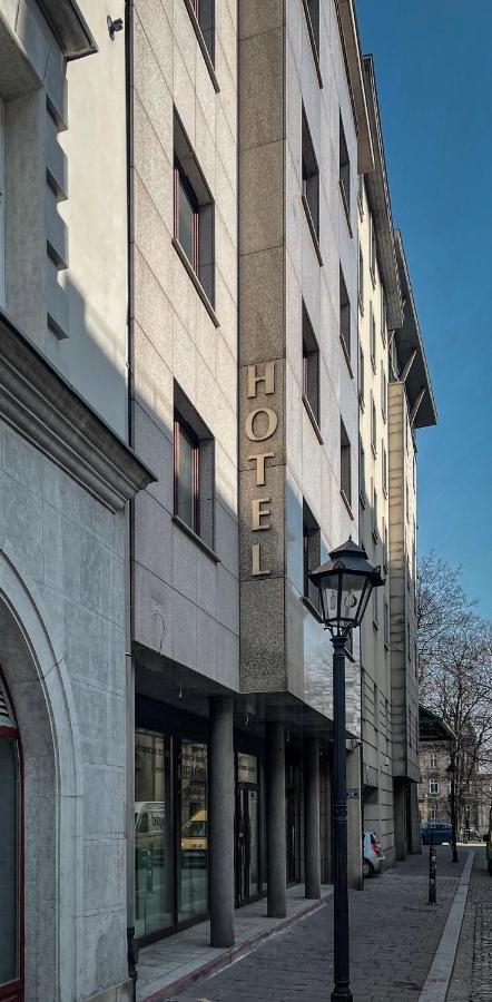 H12**** Hotel